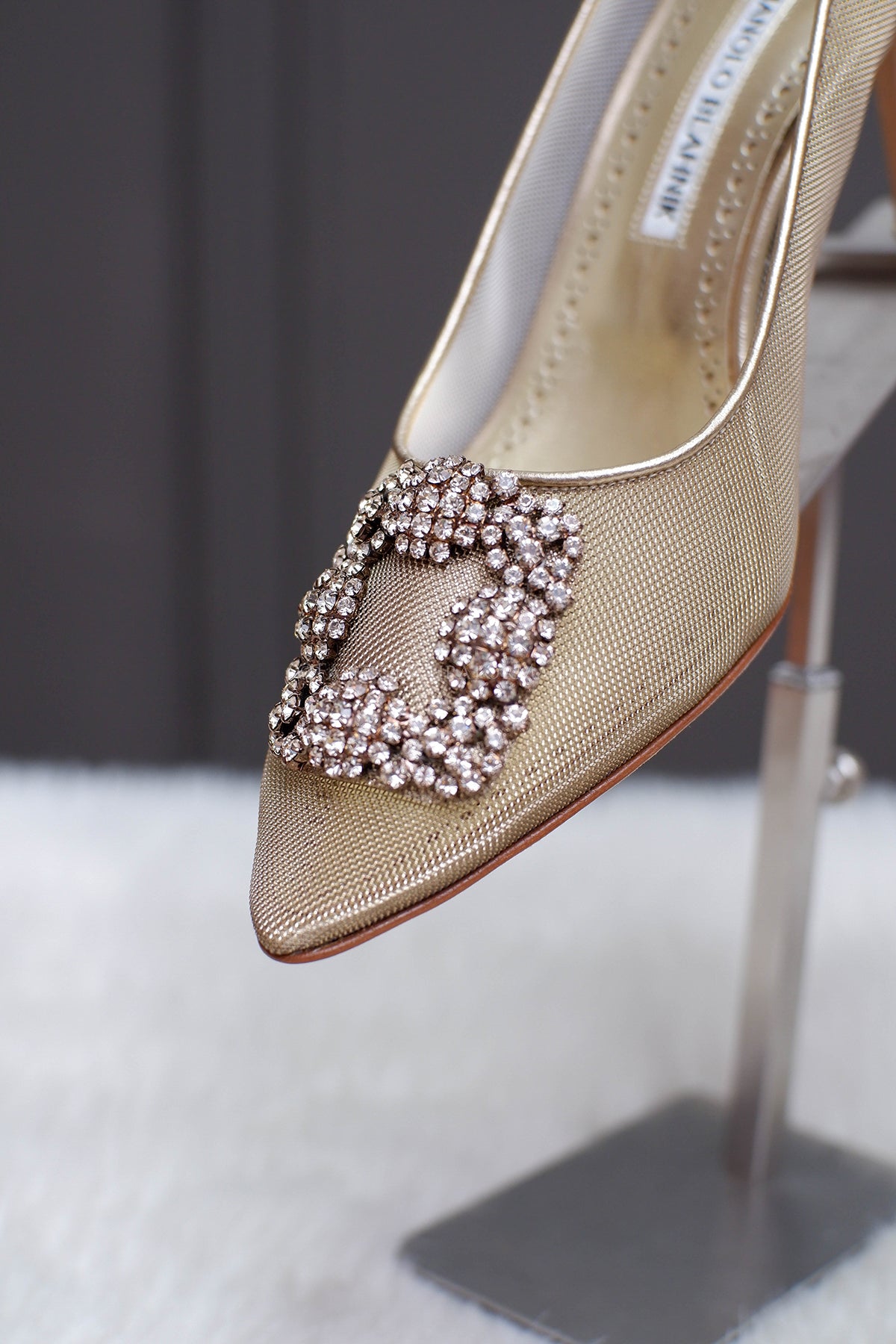 BRAND NEW MANOLO BLAHNIK HANGISI GOLD