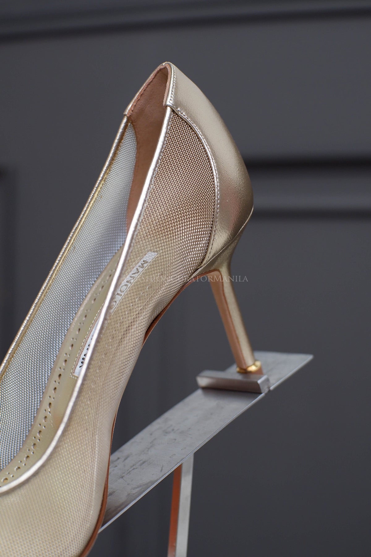BRAND NEW MANOLO BLAHNIK HANGISI GOLD