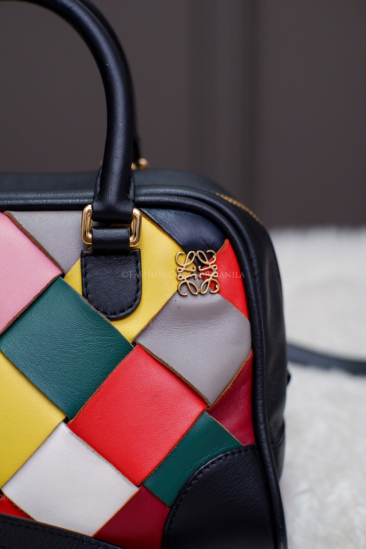 PRE-OWNED LOEWE SMALL AMAZON TOP HANDLE SLING MULTICOLOR